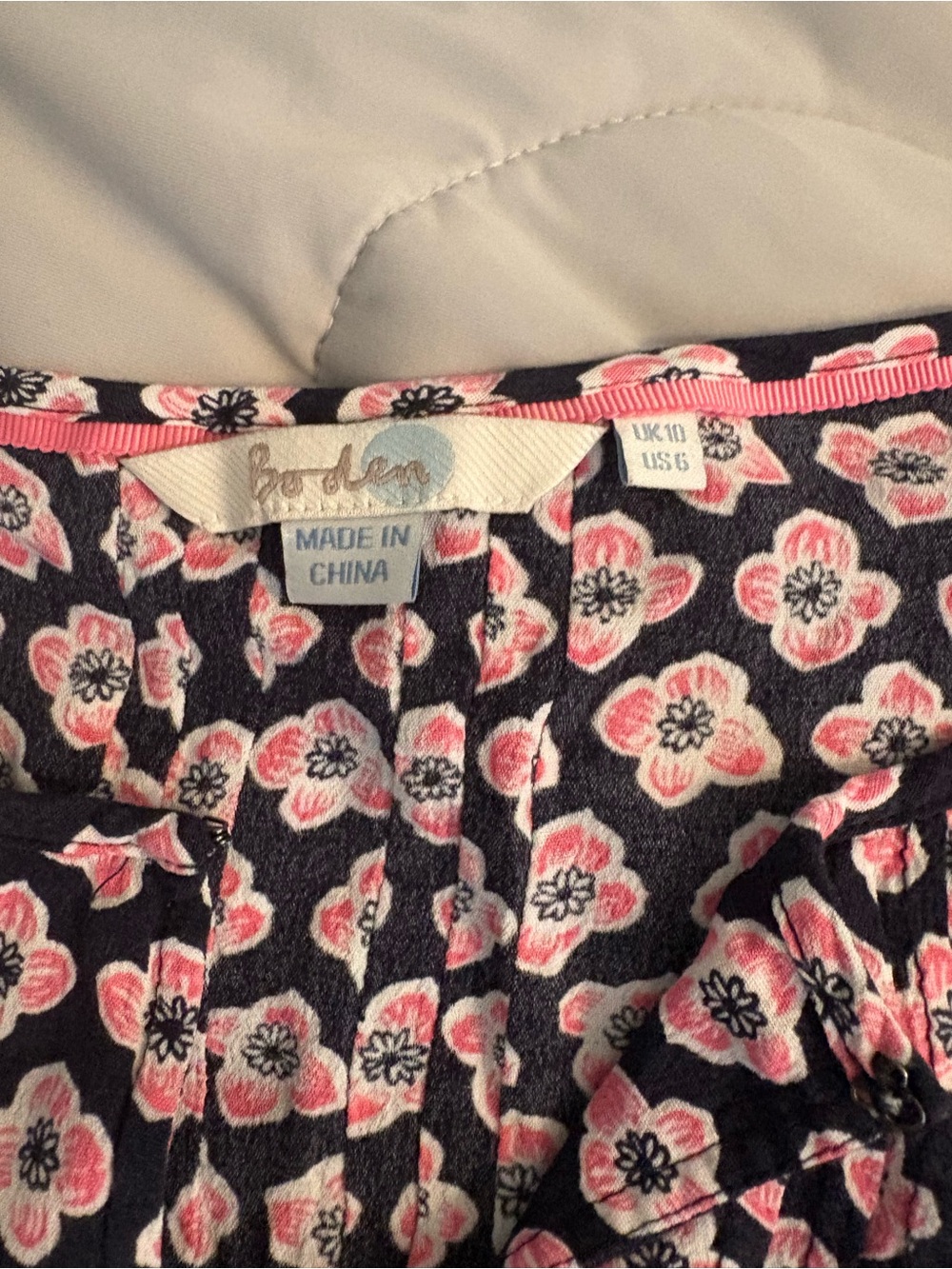 Boden Clara Pintuck Sleeveless Blouse US 6 Floral Print Feminine Key Hole - Picture 2 of 7